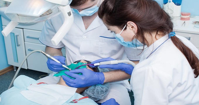 چه زمانی باید به جراح دندانپزشک مراجعه کرد؟