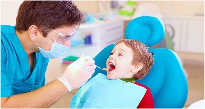 چه زمانی می بایست به دندانپزشک کودکان مراجعه کنیم؟